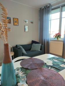 弗罗茨瓦夫Elegant & Cosy的客厅配有带花瓶的桌子