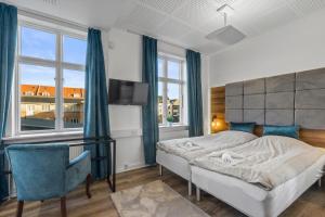 埃斯比约Esbjerg BB hotel的一间卧室配有一张床、一把椅子和窗户。