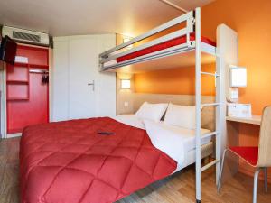 奥尔日河畔埃皮奈埃皮内苏奥格塞维尼苏奥格普瑞米尔经典酒店的一间卧室配有一张带红色床罩的双层床