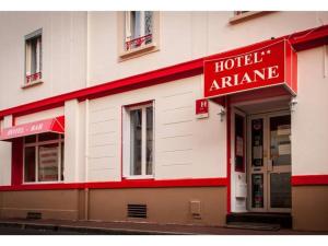 维希阿丽亚娜酒店的大楼上带有红色标志的酒店入口