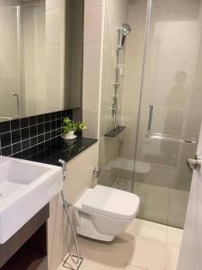吉隆坡The Ridge Twiinz.Inn @ KL East的浴室配有卫生间、淋浴和盥洗盆。
