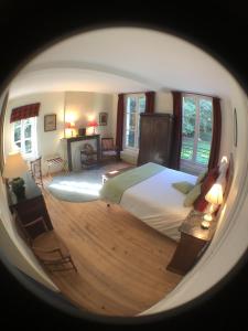 奥登河畔的布雷特维尔Chambres d'Hôtes Le Bas Manoir的卧室设有一张床和窗户,享有风景。