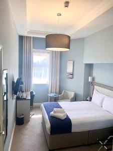 布罗德斯泰Yarrow Hotel的一间卧室配有一张蓝色墙壁的床