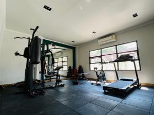 清迈Na Mantra Resort的健身房设有数台跑步机和电视