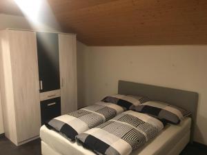 加舒恩Haus Bergblick的一间卧室配有一张带两个枕头的床