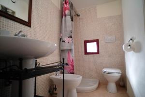 罗卡圣焦万尼Il Casale del Duca - YourPlace Abruzzo的一间带水槽和卫生间的浴室