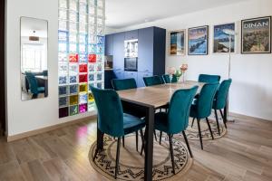 迪纳尔La Fee - jolie maison avec jardin - plage à 700 m的一间带桌椅的用餐室