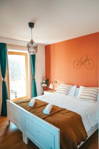 维哥迪法萨Casa di Franz的卧室配有一张大床,墙上挂有自行车