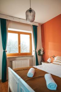 维哥迪法萨Casa di Franz的一间卧室设有橙色的墙壁和大窗户