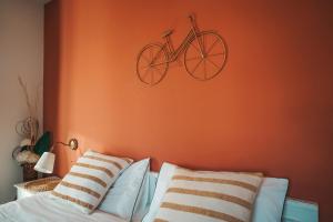 维哥迪法萨Casa di Franz的挂在床边墙上的自行车