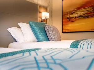 Mercure Milton Keynes Hotel客房内的一张或多张床位