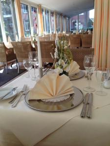 凯沃拉尔凯沃拉尔花园酒店的一张桌子,上面有带餐巾的盘子