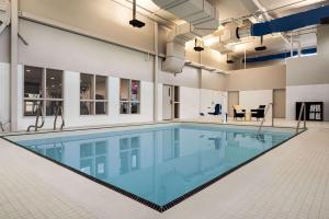 安蒂戈尼什Microtel Inn & Suites by Wyndham Antigonish的大房间的一个大型游泳池