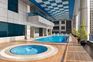 迪拜Ramada by Wyndham Dubai Barsha Heights的一座建筑物内的游泳池