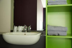 科特赖克Focus Budget的浴室设有白色水槽和镜子
