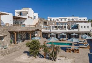 普拉迪斯亚罗斯阿尔戈酒店的一座带游泳池和大楼的度假村
