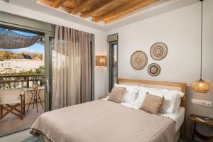 帕琉乔拉Villas Plumeria的一间卧室设有一张床和一个阳台