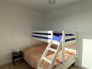 卡米尔斯LES HORIZONS的一间卧室配有带梯子的双层床