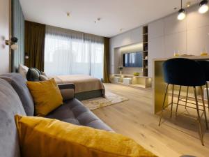 Emerald Downtown Luxury Suites by Continental Group的休息区