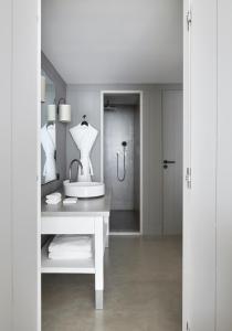 帕拉瓦莱弗洛Hôtel Plage Palace & Spa的白色的浴室设有水槽和镜子