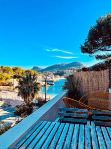 卡西斯AU BORD DE L'EAU Studio climatisé avec Terrasse et vue mer à 40m de la plage的两把长椅,坐在一个水槽上,