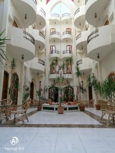 卢克索阿尔汉布拉酒店的种植盆栽植物的建筑的大厅