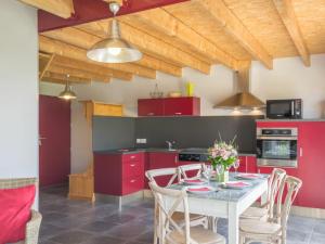 Nort-sur-ErdreGîte Nort-sur-Erdre, 3 pièces, 5 personnes - FR-1-306-1145的厨房配有红色橱柜和桌椅