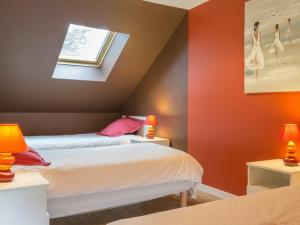 Nort-sur-ErdreGîte Nort-sur-Erdre, 3 pièces, 5 personnes - FR-1-306-1145的一间卧室设有橙色的墙壁和一张带窗户的床