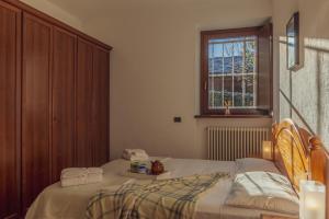 库马约尔Chalet Pontal 1的一间卧室配有带毛巾的床和窗户。