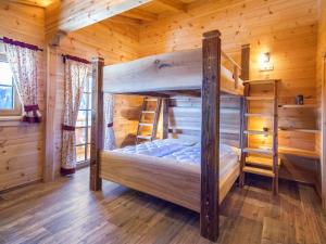 福尔施陶Chalet Aualm - FRT100 by Interhome的小木屋内一间卧室配有两张双层床