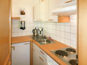Apartment Unterkofler - TFN100 by Interhome的厨房或小厨房