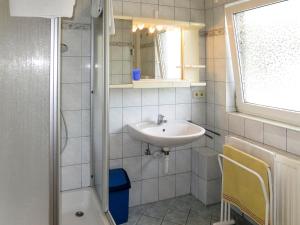 Apartment Unterkofler - TFN100 by Interhome的一间浴室