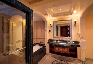 Premier Le Reve Hotel & Spa Sahl Hasheesh - Adults Only 16 Years Plus的一间浴室