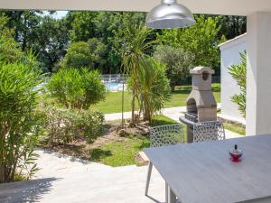 吉索纳恰Holiday Home A Suara - GHI160 by Interhome的一个带桌椅的庭院和一个花园