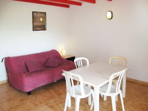 阿尔加约拉Apartment Cala di Sole - ALG131 by Interhome的客厅配有沙发和桌椅