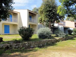 阿尔加约拉Apartment Cala di Sole - ALG131 by Interhome的一座带蓝色门和石墙的房子