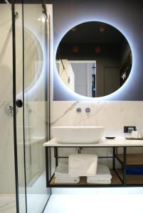 萨格勒布Fingerprint Luxury Apartments 2的一间带水槽和镜子的浴室
