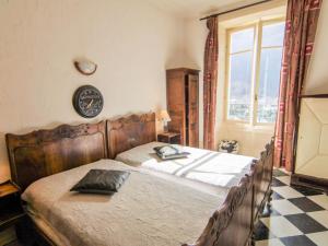 夏蒙尼-勃朗峰夏蒙尼莫扎迪斯公寓的一间卧室配有一张木床,铺有 ⁇ 木地板