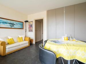 比亚里茨Apartment Château d'Arcadie-1 by Interhome的客厅配有沙发和桌子