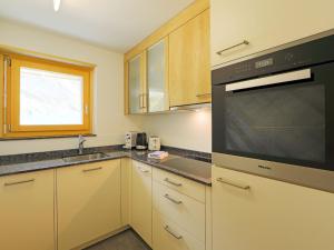 采尔马特Apartment Silence-2 by Interhome的厨房配有水槽和微波炉