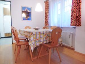 采尔马特Apartment Richemont by Interhome的餐桌、椅子和桌布