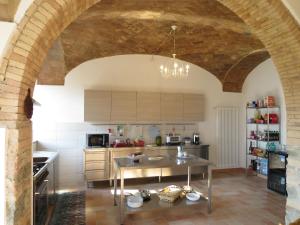 波马兰切Apartment Podere Sant'Elisa-3 by Interhome的一间厨房,房间中间配有一张桌子