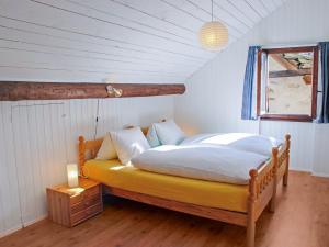Aquila玛丽安拉奎拉度假屋的一间带床的卧室,位于带窗户的房间内