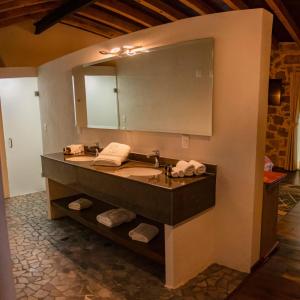 TlatlauquitepecHotel Casa Xaa的一间带水槽和大镜子的浴室