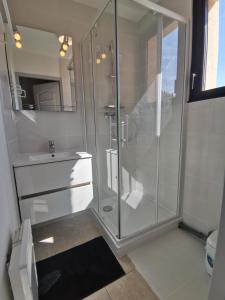 雷阿隆Boost Your Immo Gardette Réallon A11的带淋浴和盥洗盆的白色浴室