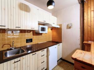 Apartment L'Aiguille du Midi-2 by Interhome的厨房或小厨房