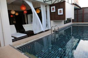 清迈Kampaeng Ngam Hotel - SHA Extra Plus的一座别墅内的游泳池
