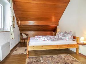 MühldorfHoliday Home Stefanie by Interhome的一间卧室配有一张带木制床头板的床