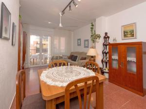 塞古德卡拉斐Apartment Edificio Garcomar I by Interhome的用餐室以及带桌椅的起居室。