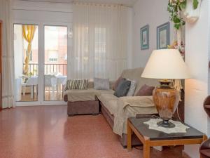 塞古德卡拉斐Apartment Edificio Garcomar I by Interhome的客厅配有沙发和带台灯的桌子